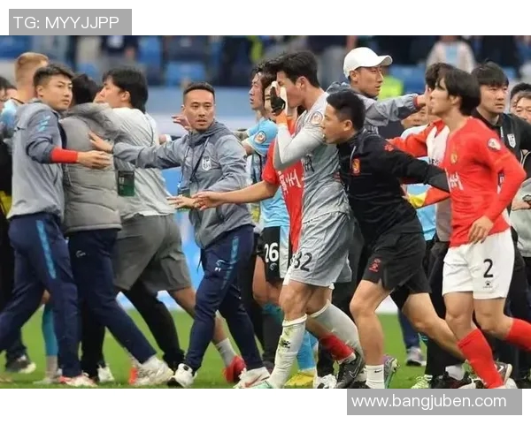 中国足球赛场频现打架事件引发热议球迷与球员的冲突何时才能终止